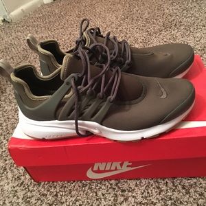 Nike air prestos size 9 green